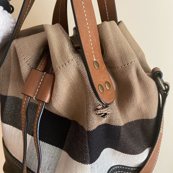 Burberry drawstring Heston bag. - Picture 4 of 9